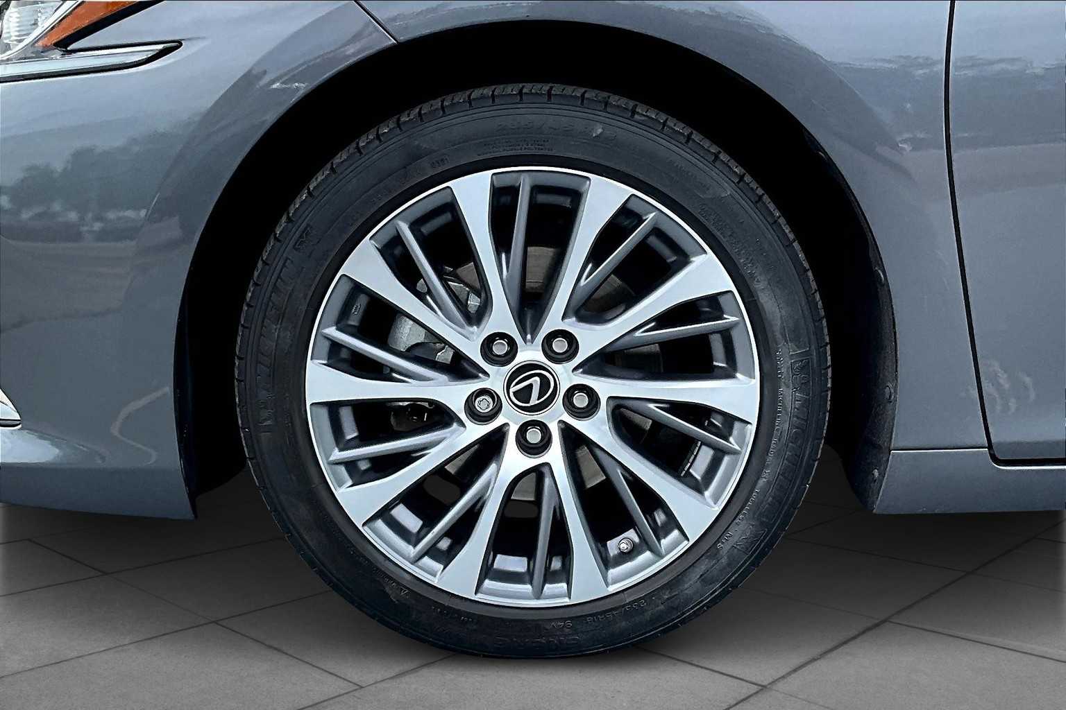 2021 Lexus ES 300h photo 10