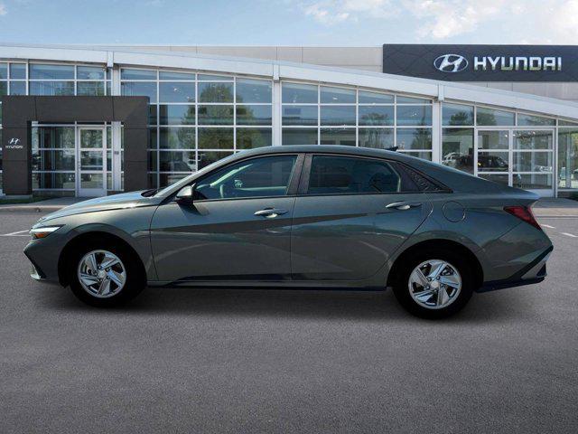 2025 Hyundai Elantra SE photo 3