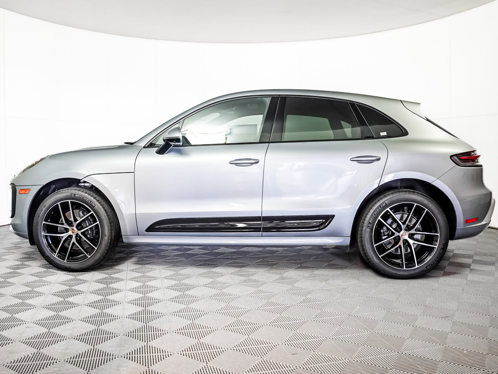 2025 Porsche Macan T photo 2