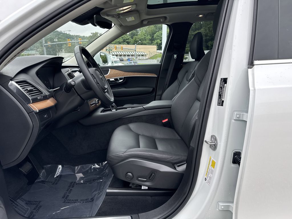 2025 Volvo XC90 Core photo 9