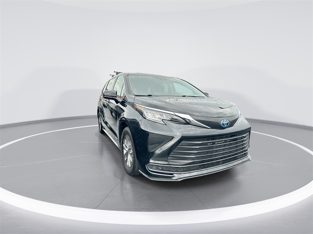 2021 Toyota Sienna LE photo 2