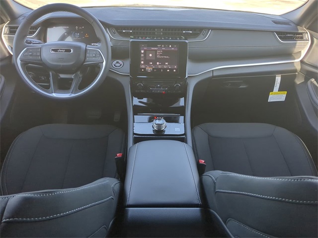 2025 Jeep Grand Cherokee Laredo Altitude photo 16