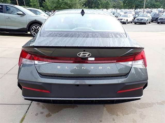 2025 Hyundai Elantra SEL Sport photo 3