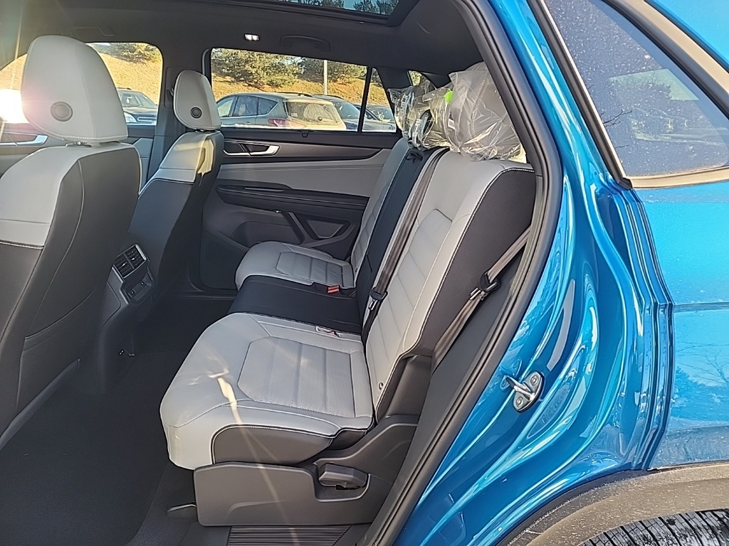 2025 Volkswagen Atlas Cross Sport SEL R-Line photo 10