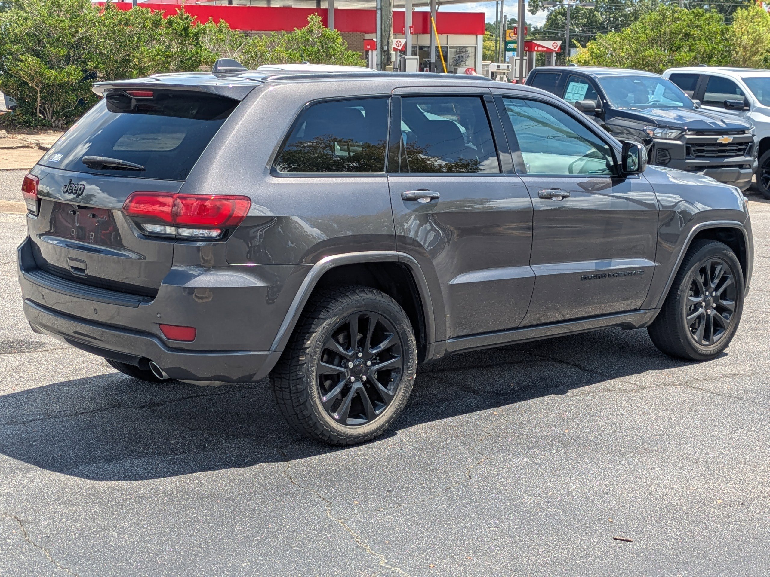 2021 Jeep Grand Cherokee Laredo X photo 3