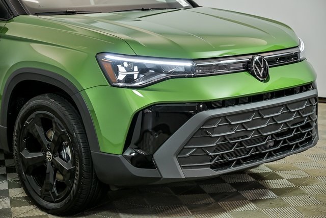 2025 Volkswagen Taos SE photo 2