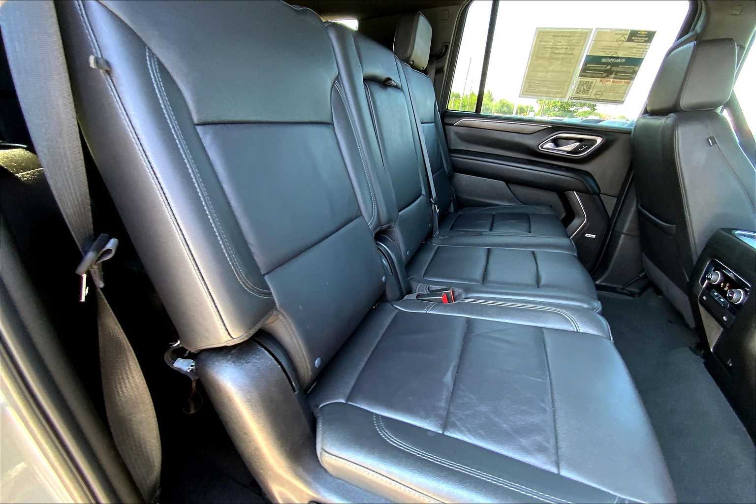 2024 Chevrolet Suburban LT photo 16