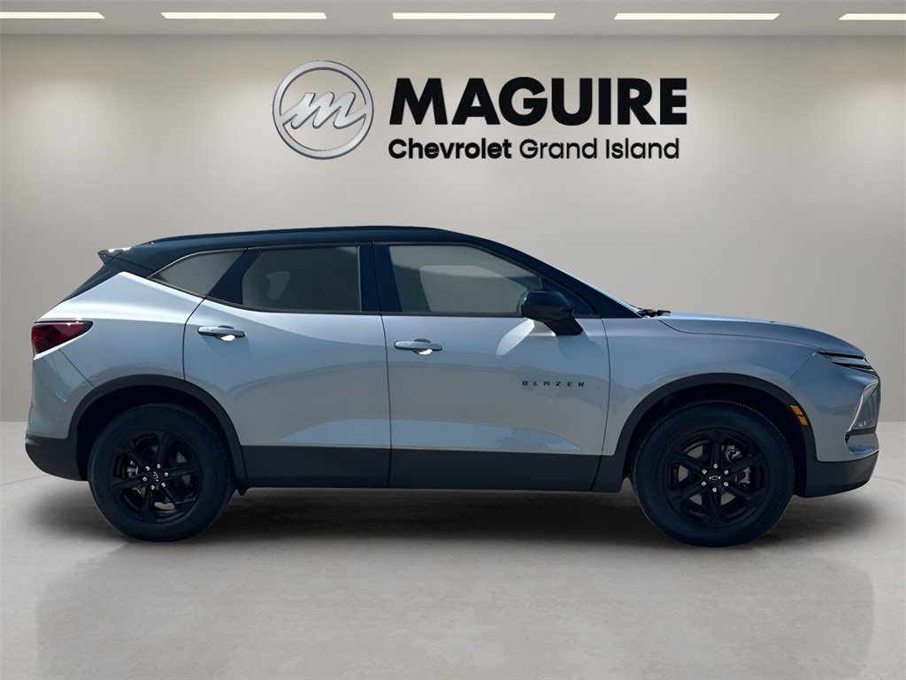 2025 Chevrolet Blazer 2LT photo 2