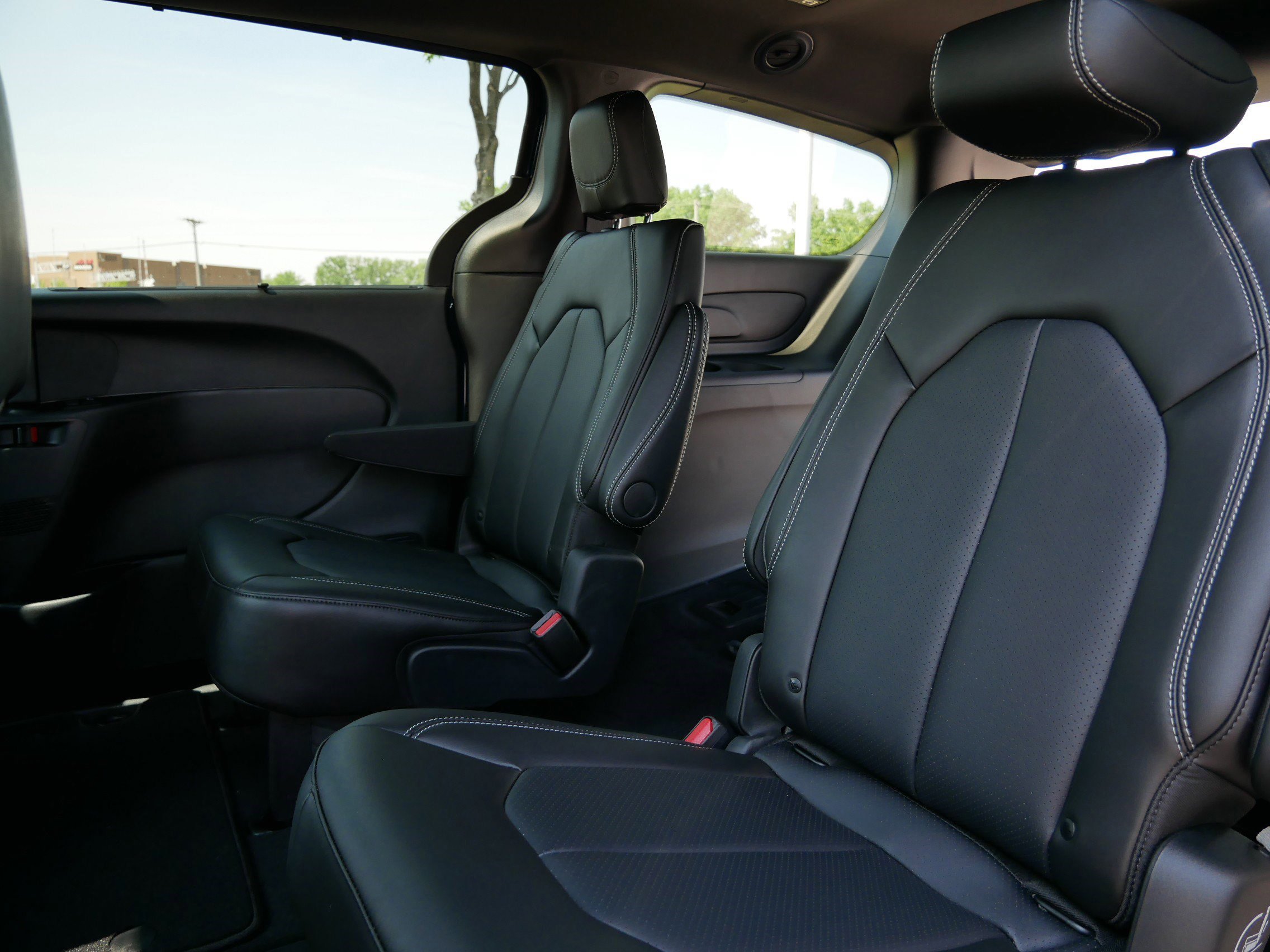 2025 Chrysler Pacifica photo 9