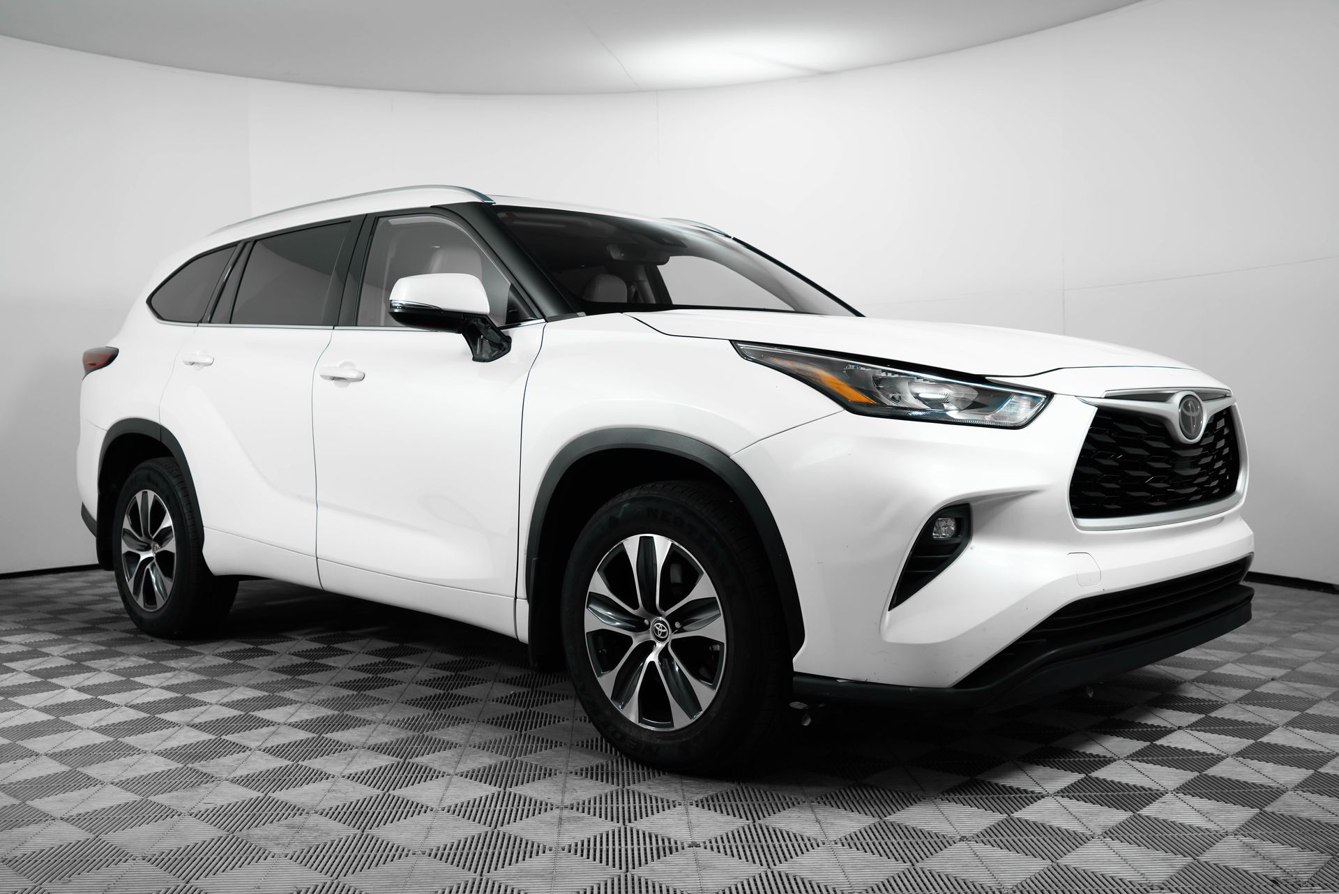 2020 Toyota Highlander XLE photo 2