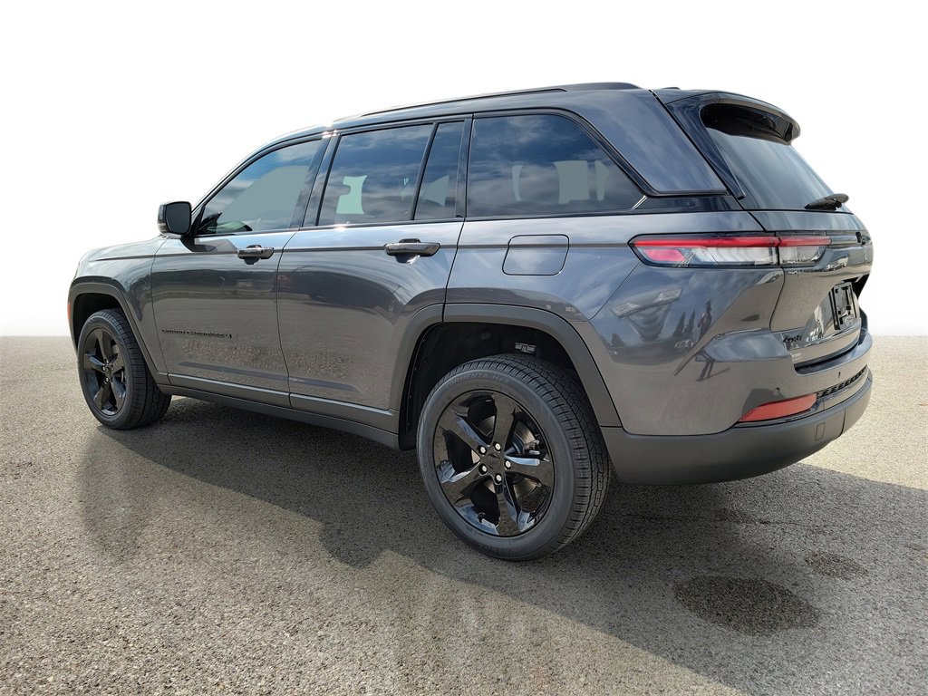 2023 Jeep Grand Cherokee Laredo Altitude photo 4