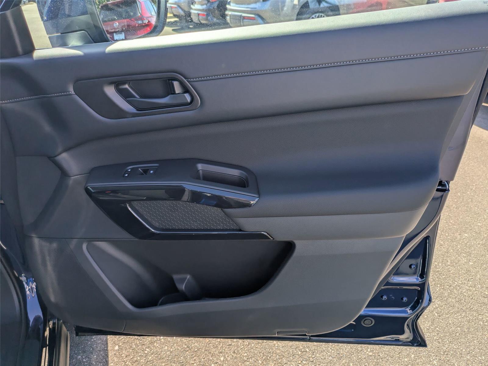 2025 Nissan Pathfinder SV photo 28