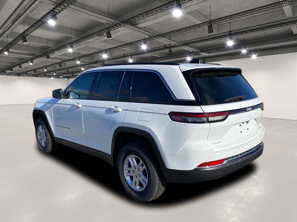 2025 Jeep Grand Cherokee Laredo photo 3
