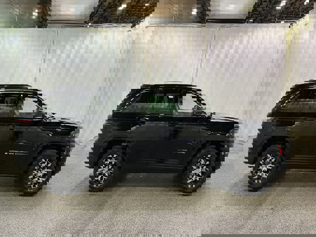2025 Jeep Grand Cherokee Limited photo 3