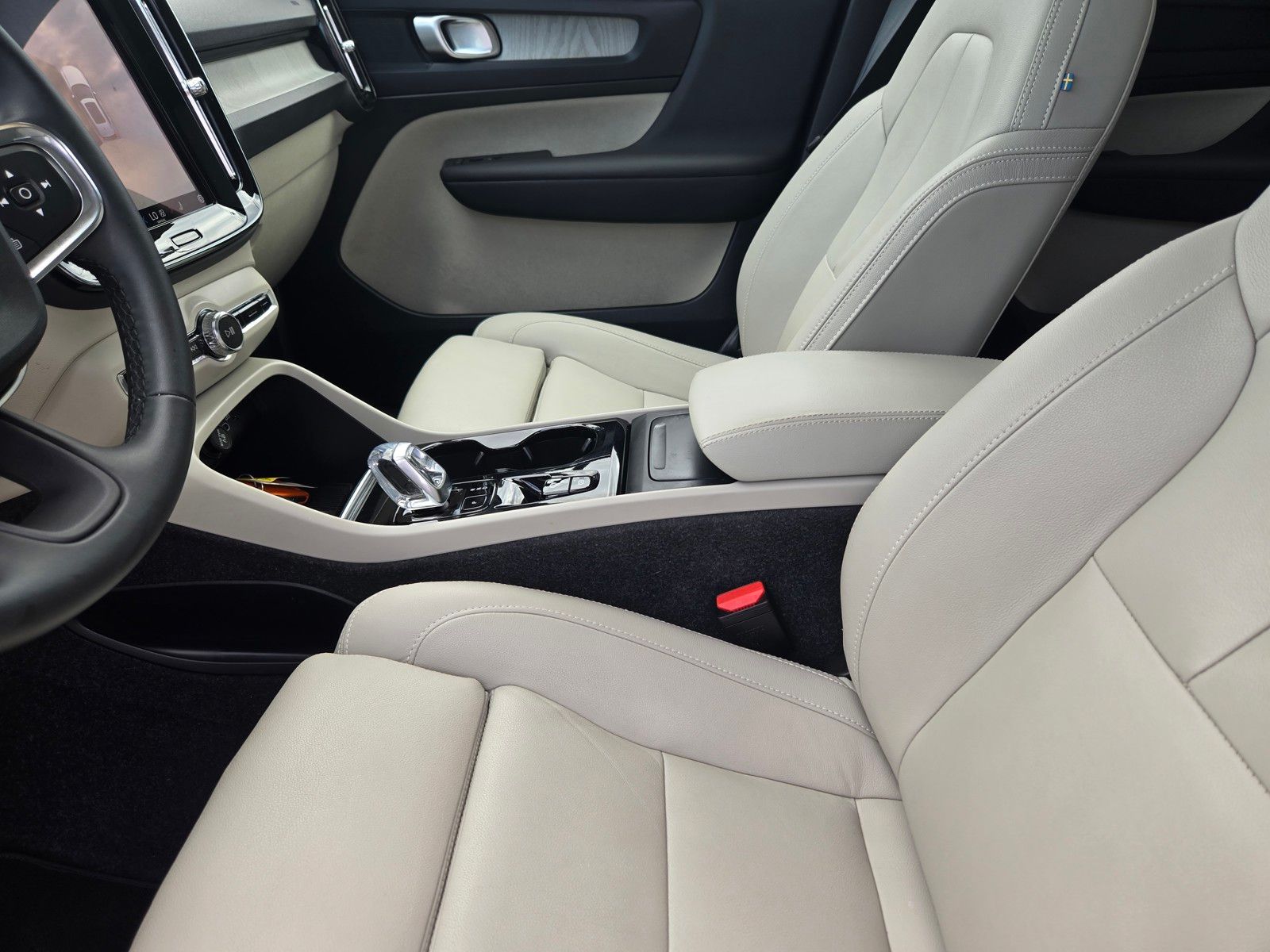 2024 Volvo XC40 AWD Plus photo 12