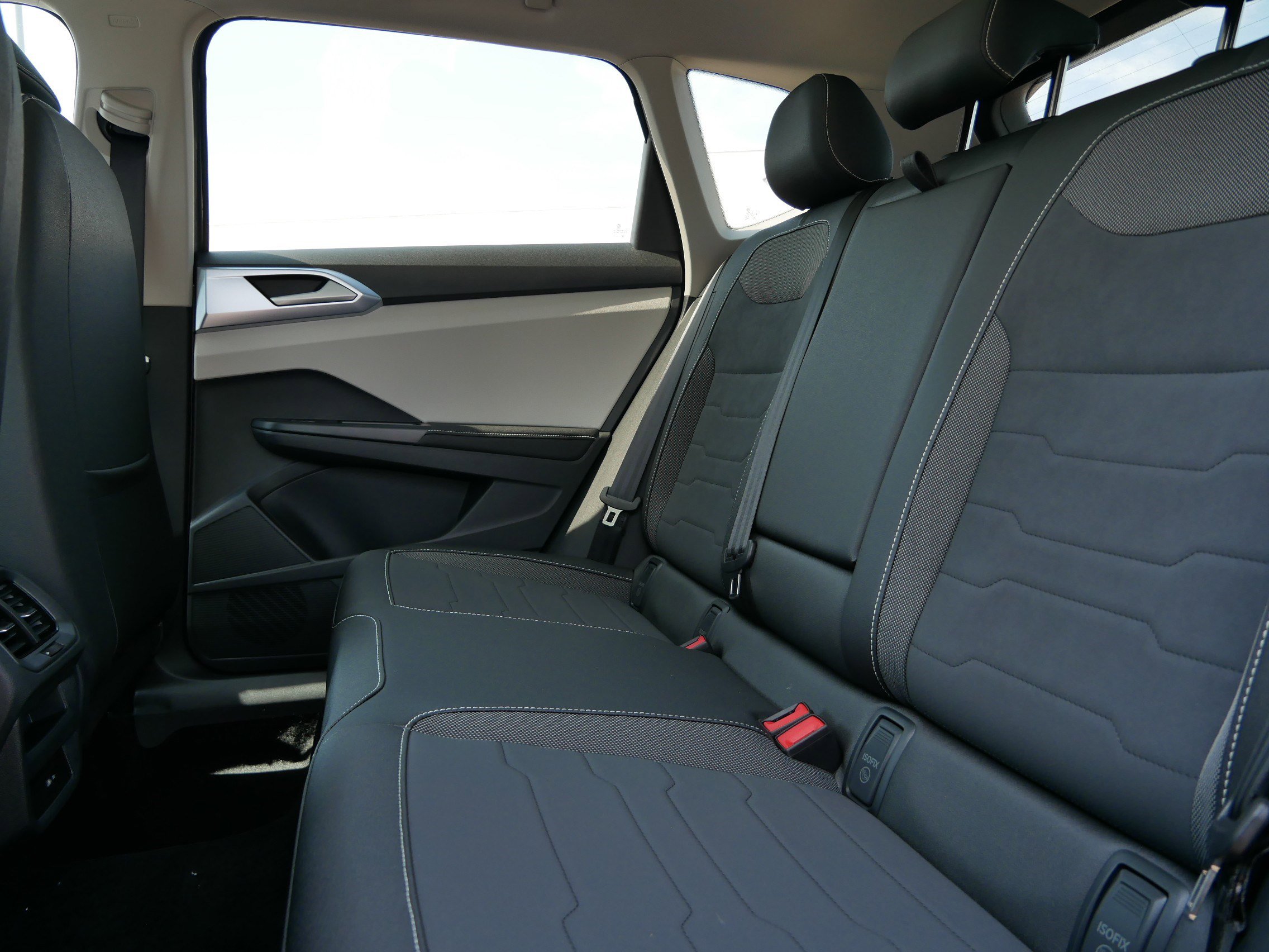 2025 Volkswagen Taos SE photo 2
