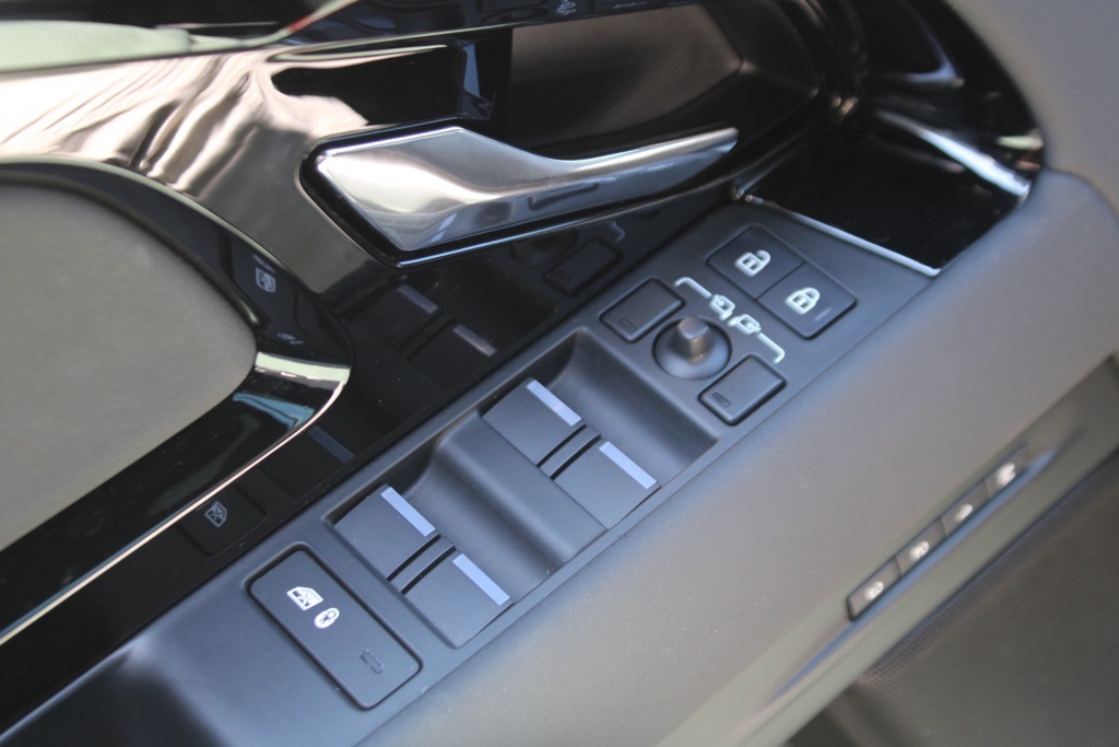 2024 Land Rover Range Rover Evoque S photo 11