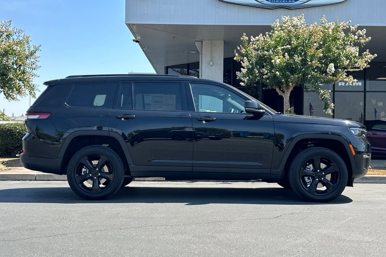 2025 Jeep Grand Cherokee Limited photo 3