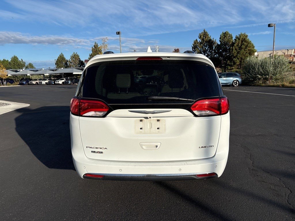 2017 Chrysler Pacifica Limited photo 4