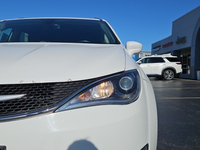 2018 Chrysler Pacifica Touring L photo 2