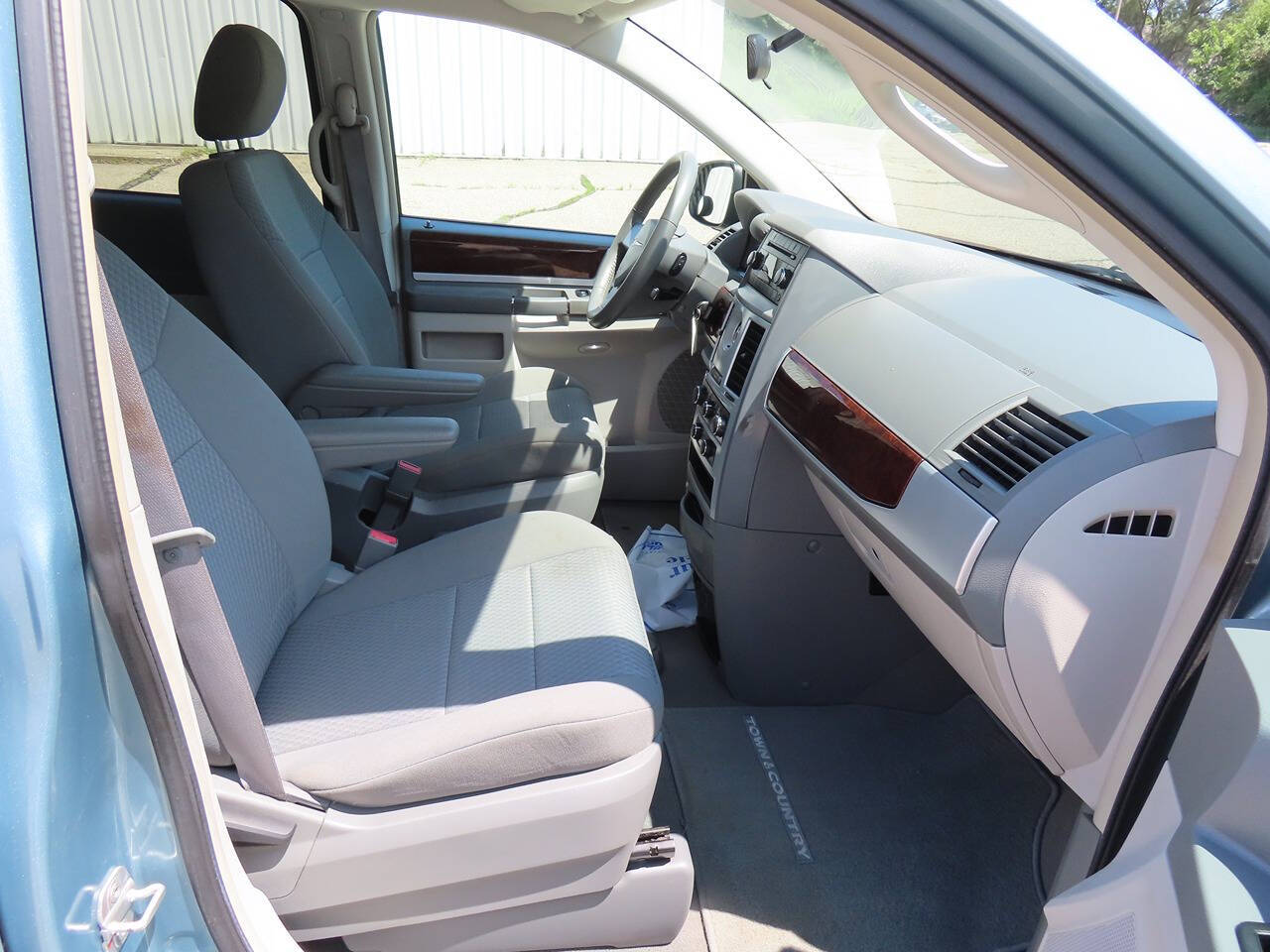 2009 Chrysler Town & Country Touring photo 8