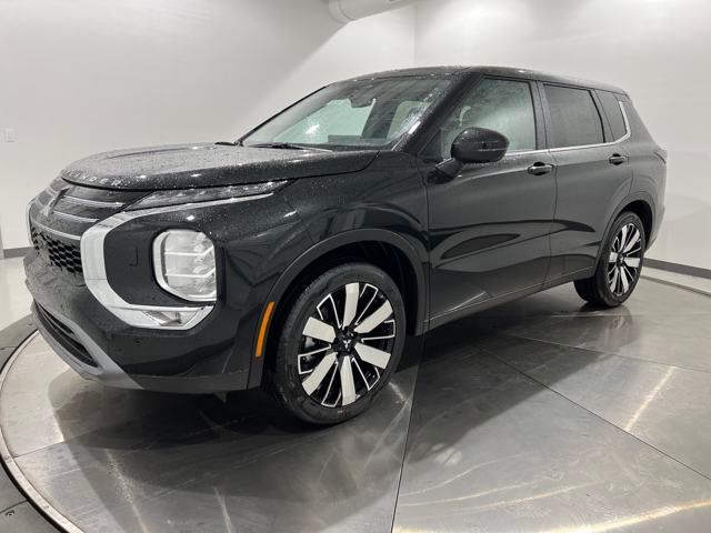 2025 Mitsubishi Outlander SE's photo