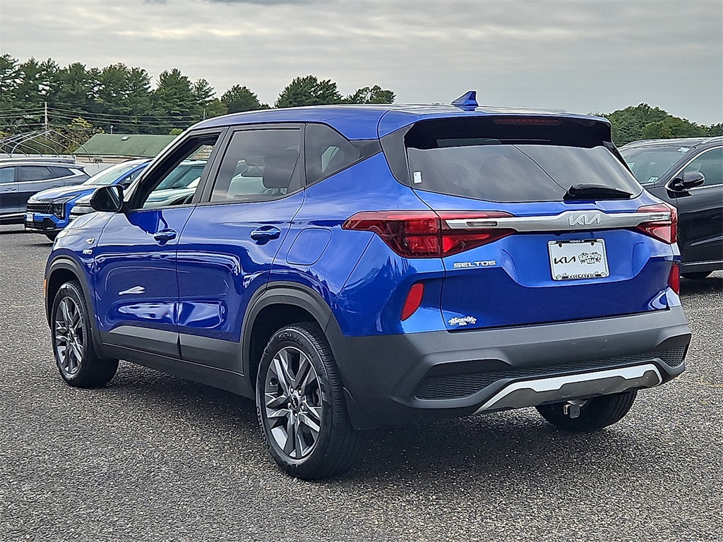 2023 Kia Seltos LX photo 2