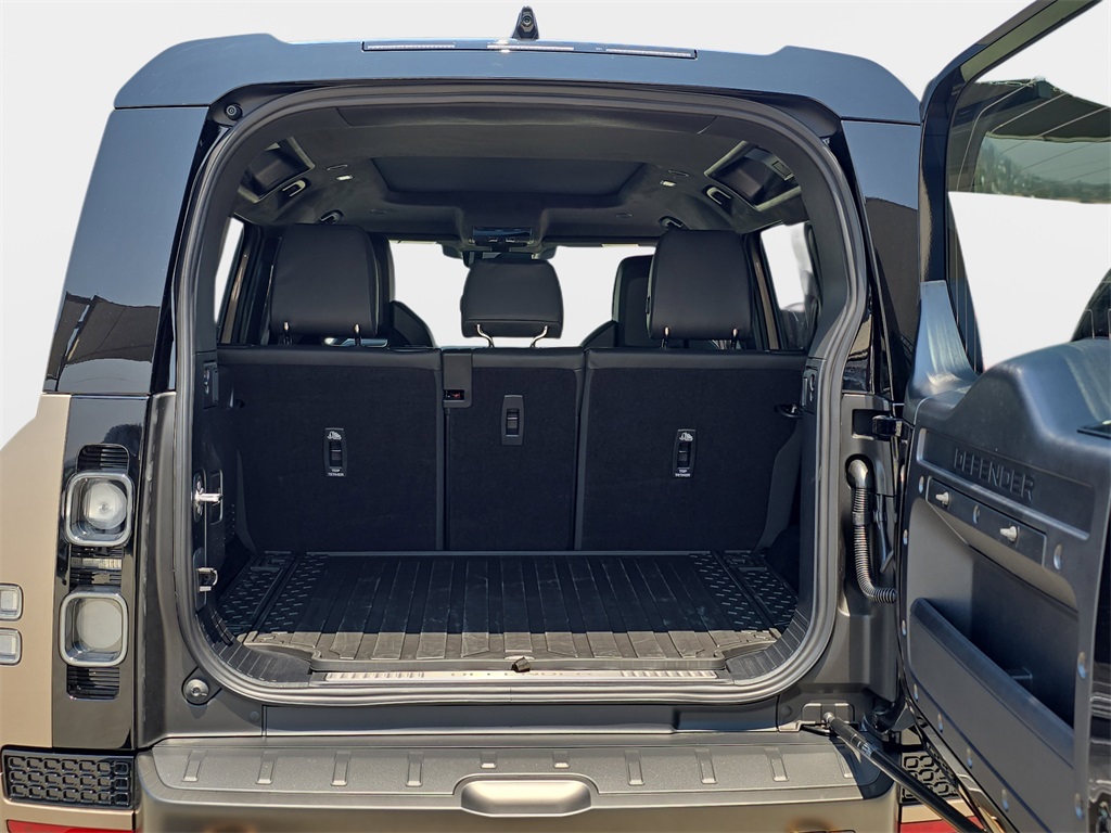 2025 Land Rover Defender 110 V8 photo 12