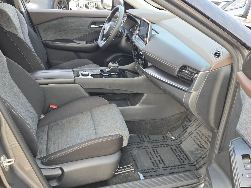 2021 Nissan Rogue SV photo 4