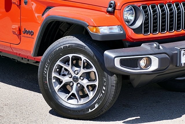 New 2025 Firecracker Red Clear-Coat Exterior Paint Jeep Sport S image 4