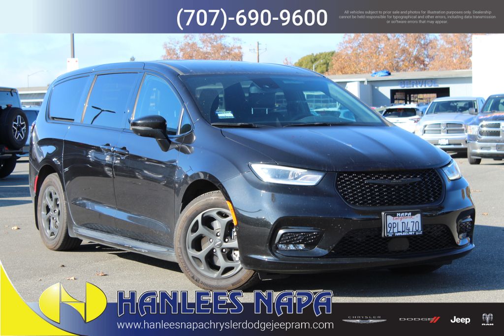 2023 Chrysler Pacifica Hybrid Touring L's photo
