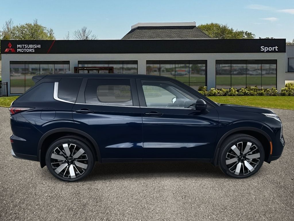 2025 Mitsubishi Outlander SE photo 2