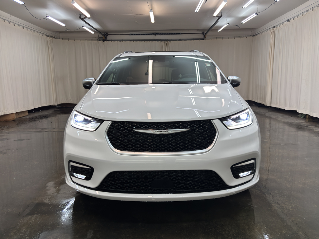 2026 Chrysler Pacifica Pinnacle photo 2