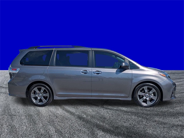 2019 Toyota Sienna SE photo 3