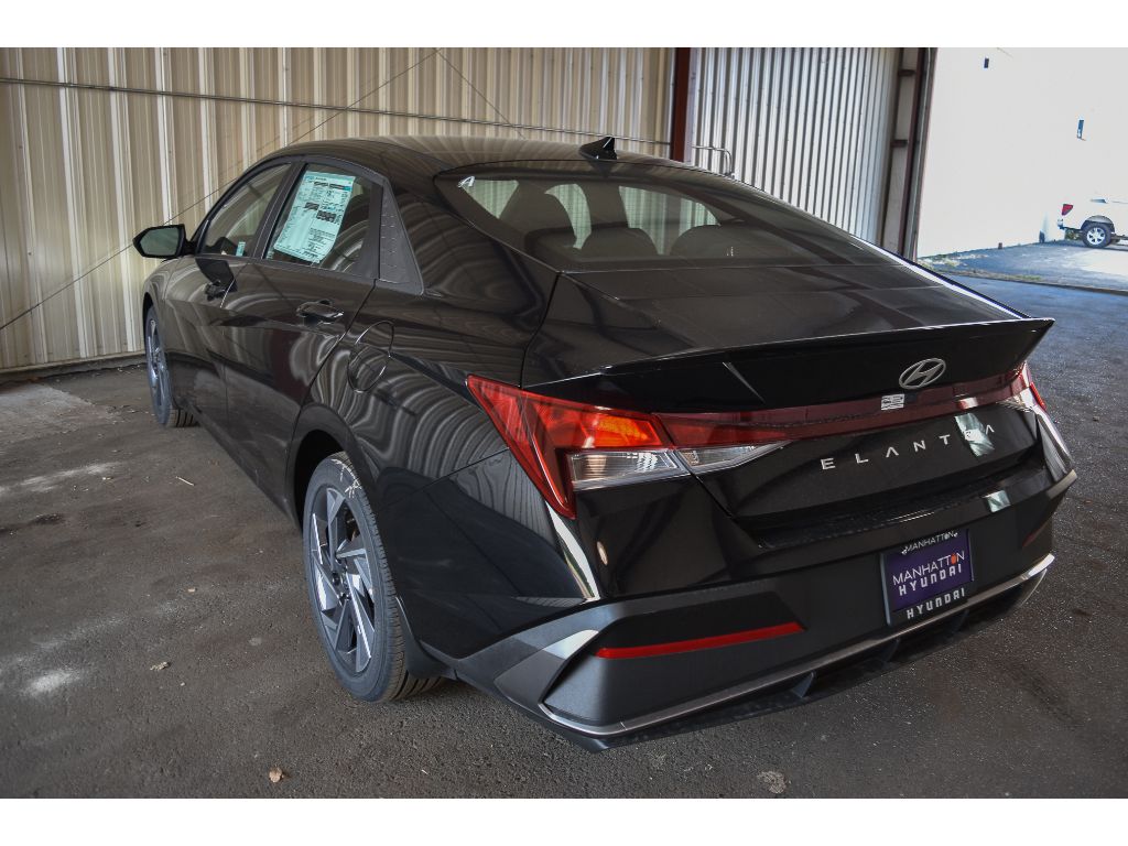 2025 Hyundai Elantra SEL Sport photo 4