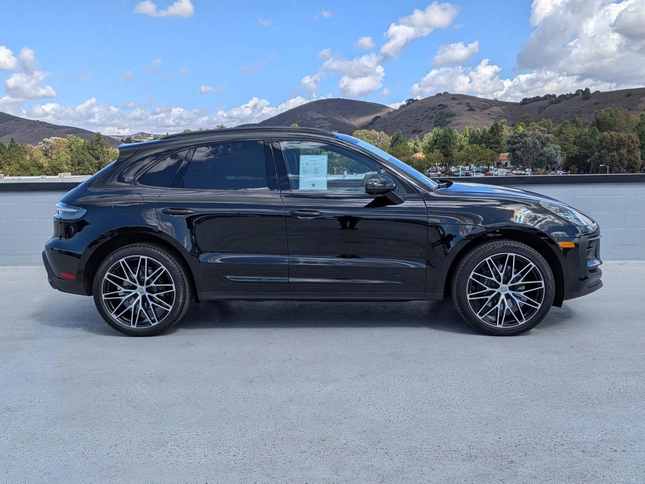 2025 Porsche Macan Base photo 8