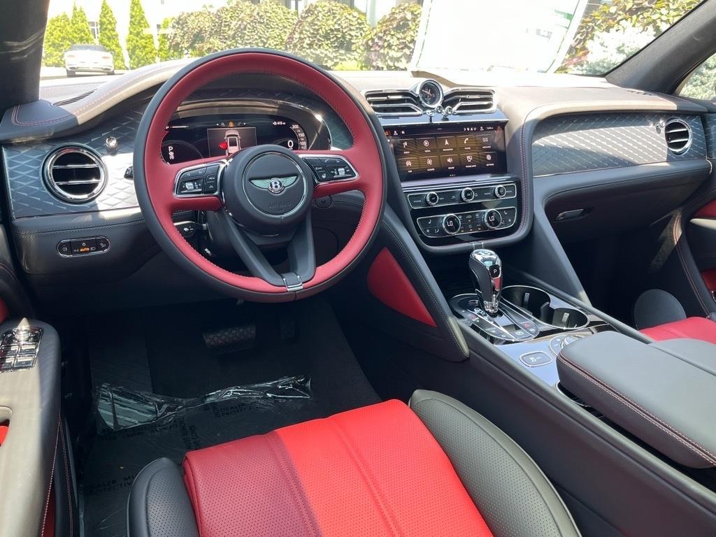 2024 Bentley Bentayga V8 photo 3