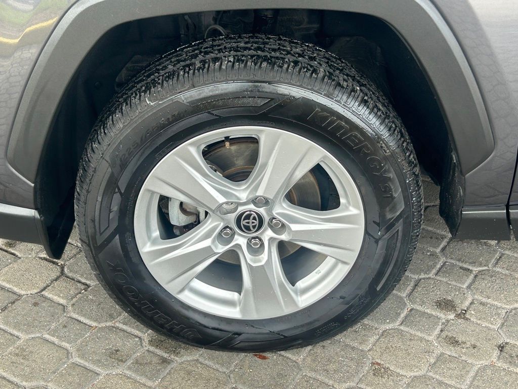 2021 Toyota RAV4 XLE photo 13