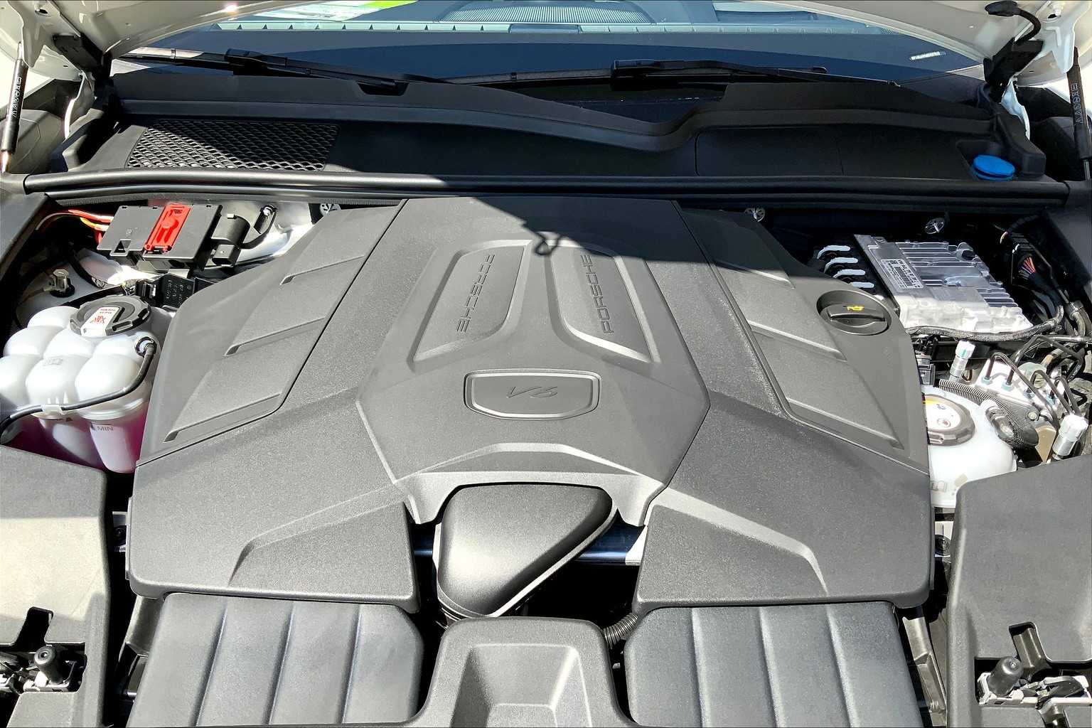 2025 Porsche Cayenne E-Hybrid Coupe photo 21
