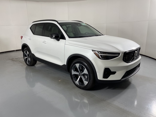 2026 Volvo XC40 AWD Plus photo 2
