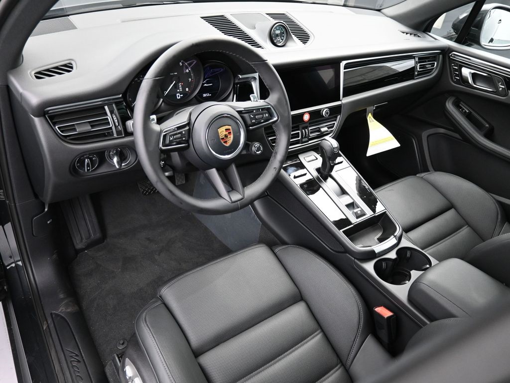 2026 Porsche Macan T photo 3