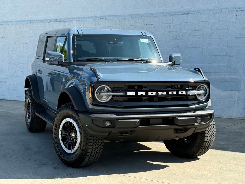 2025 Ford Bronco Outer Banks photo 2