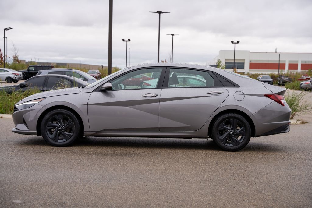 2023 Hyundai Elantra SEL photo 3