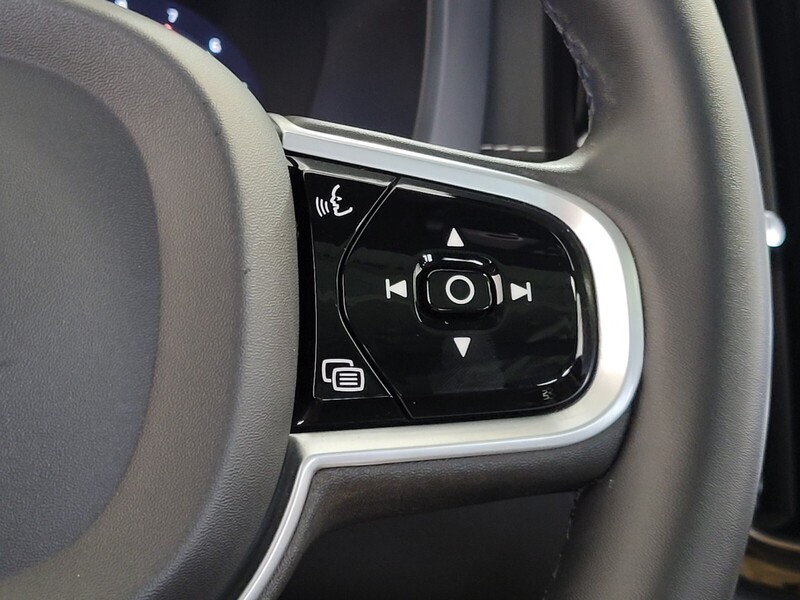 2022 Volvo XC60 B5 R-Design photo 32