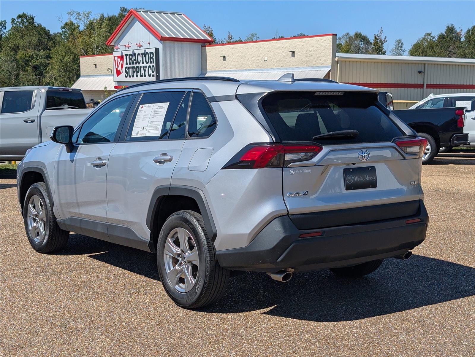 2023 Toyota RAV4 XLE photo 2