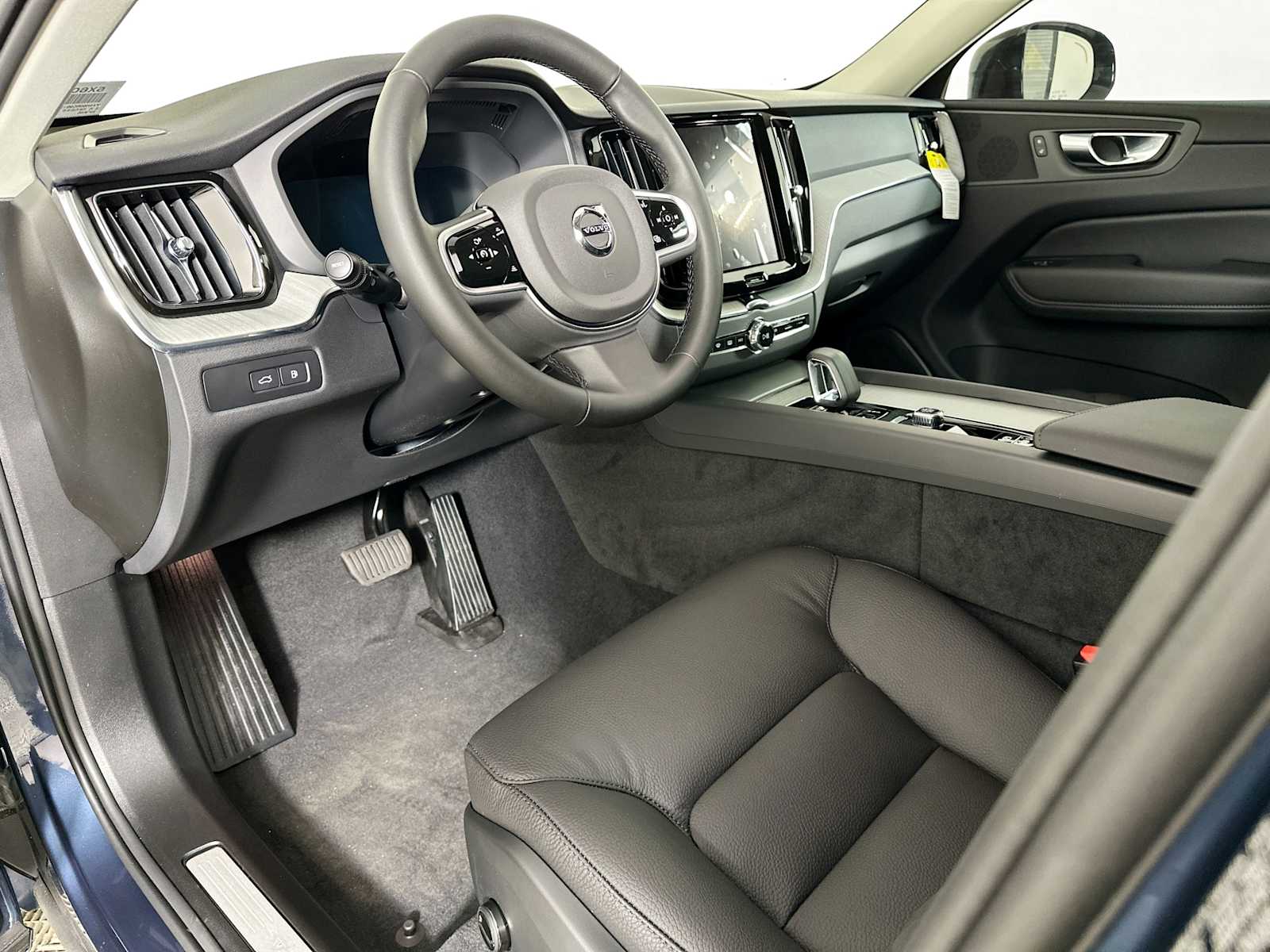2025 Volvo XC60 T8 Plus photo 9