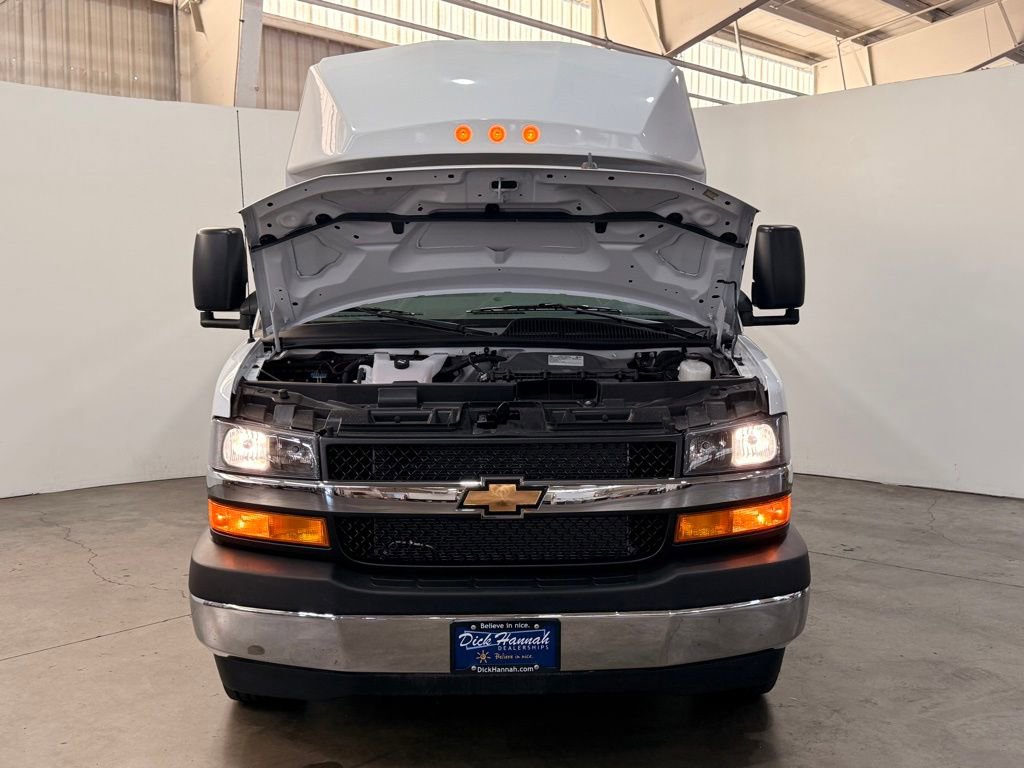 2025 Chevrolet Express 3500 Work Van Cutaway photo 2