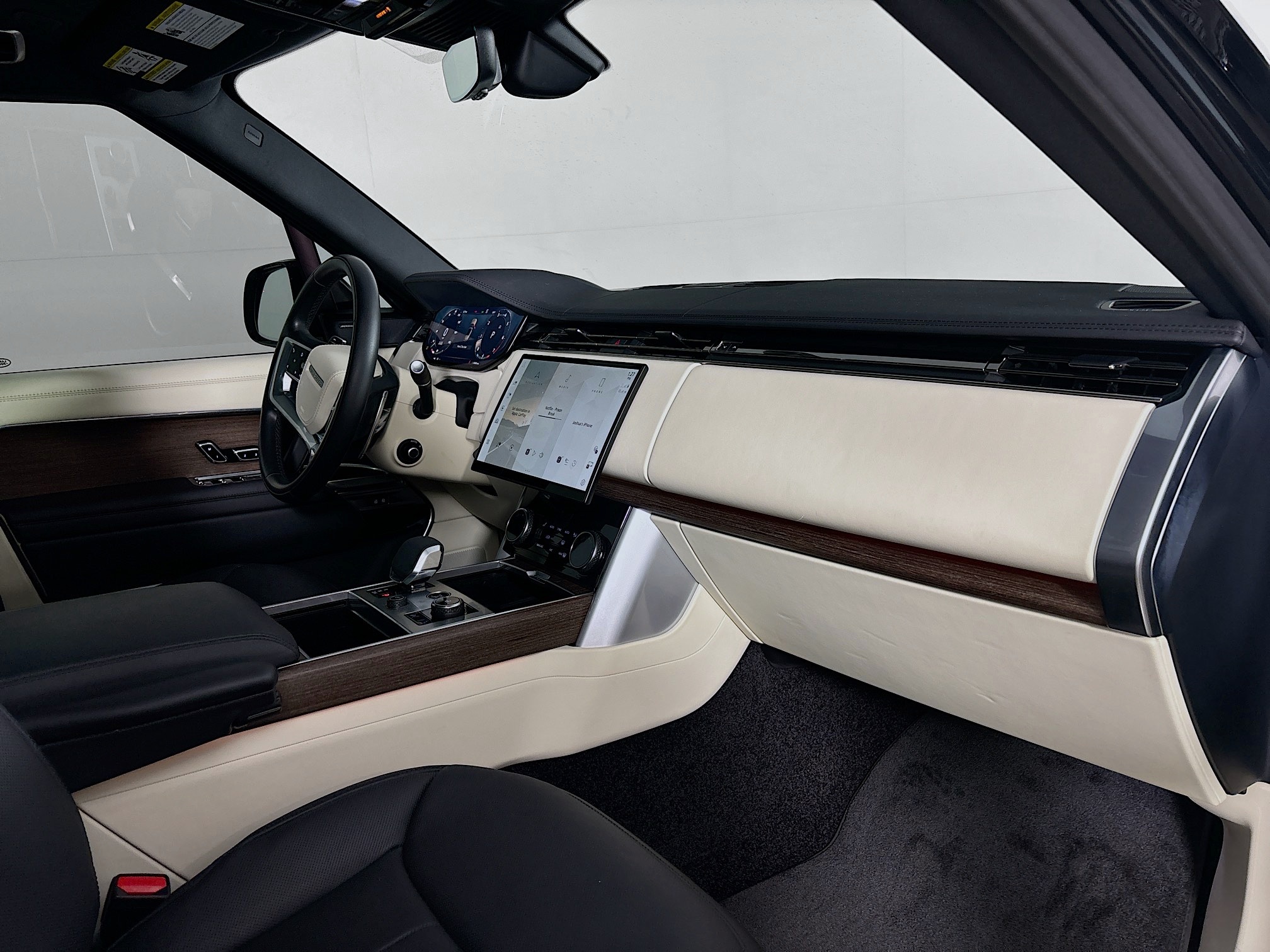 2023 Land Rover Range Rover SE photo 30