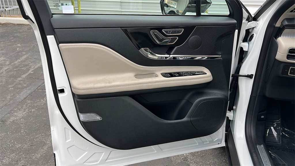 2025 Lincoln Corsair Premiere photo 12