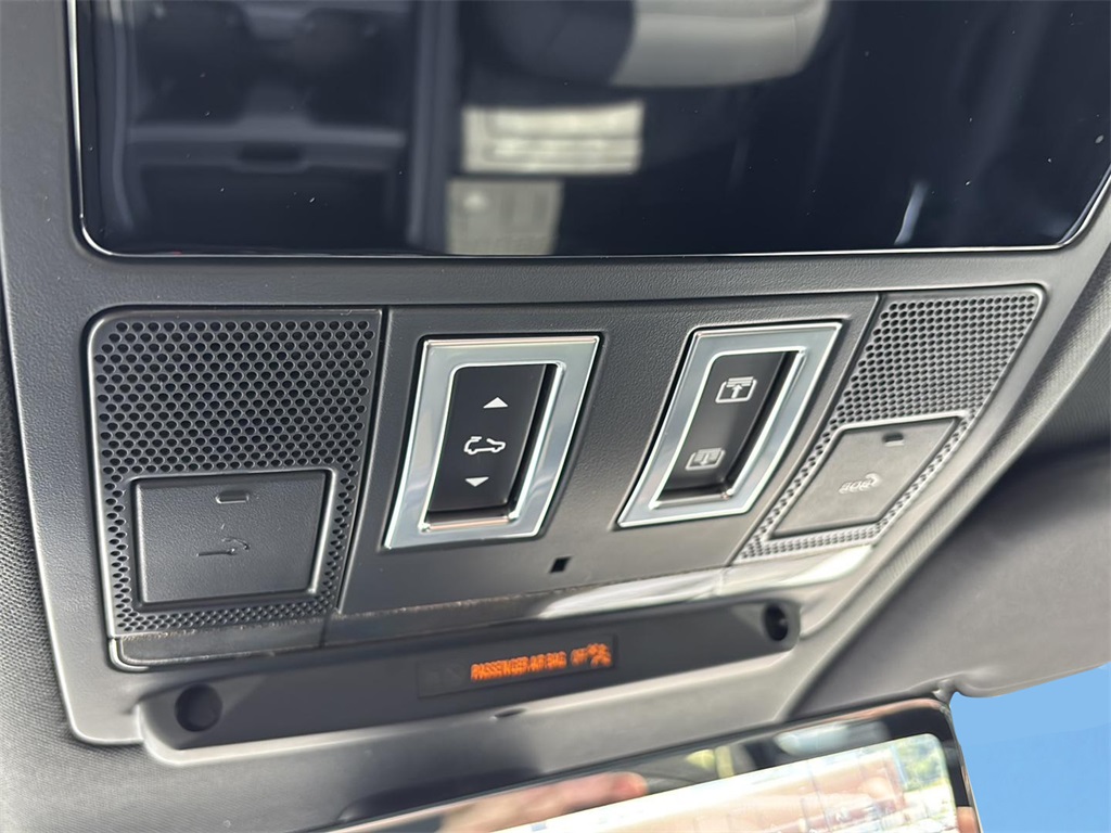 2025 Land Rover Defender 110 X-Dynamic SE photo 9